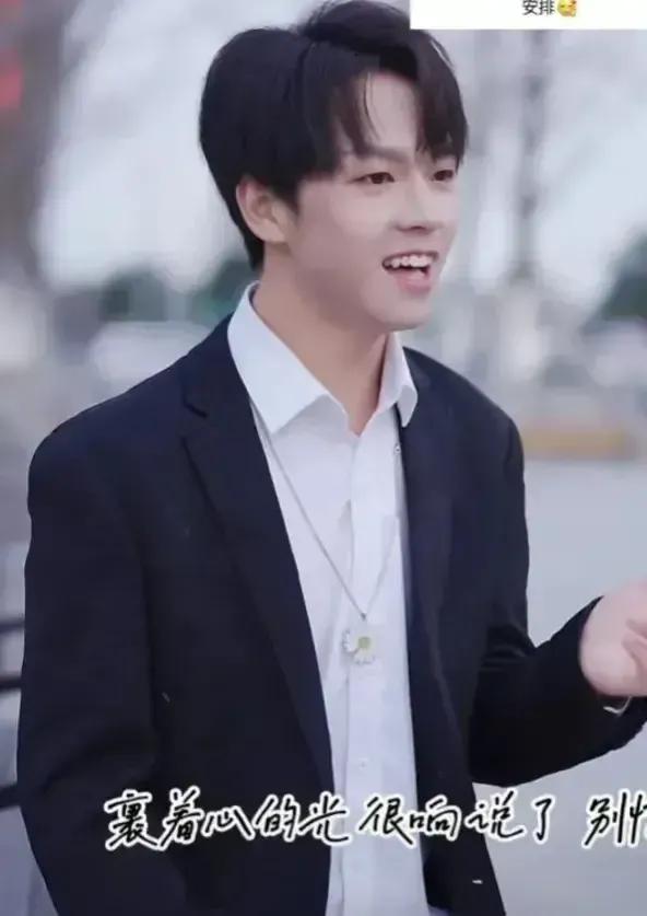 苏州杀夫女子查某打赏的男主播真容，年轻长相有点小奶狗，而且会唱歌。

两人都在苏