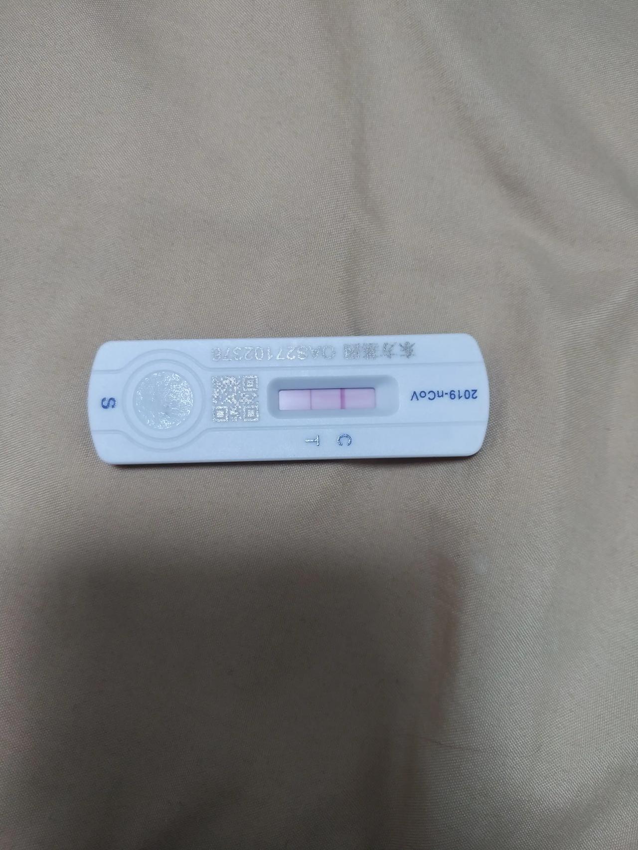 阳性第六天
除了嗓子疼、咳嗽外就是头有点晕，其他无症状。满心期待能转阴，然而刚刚