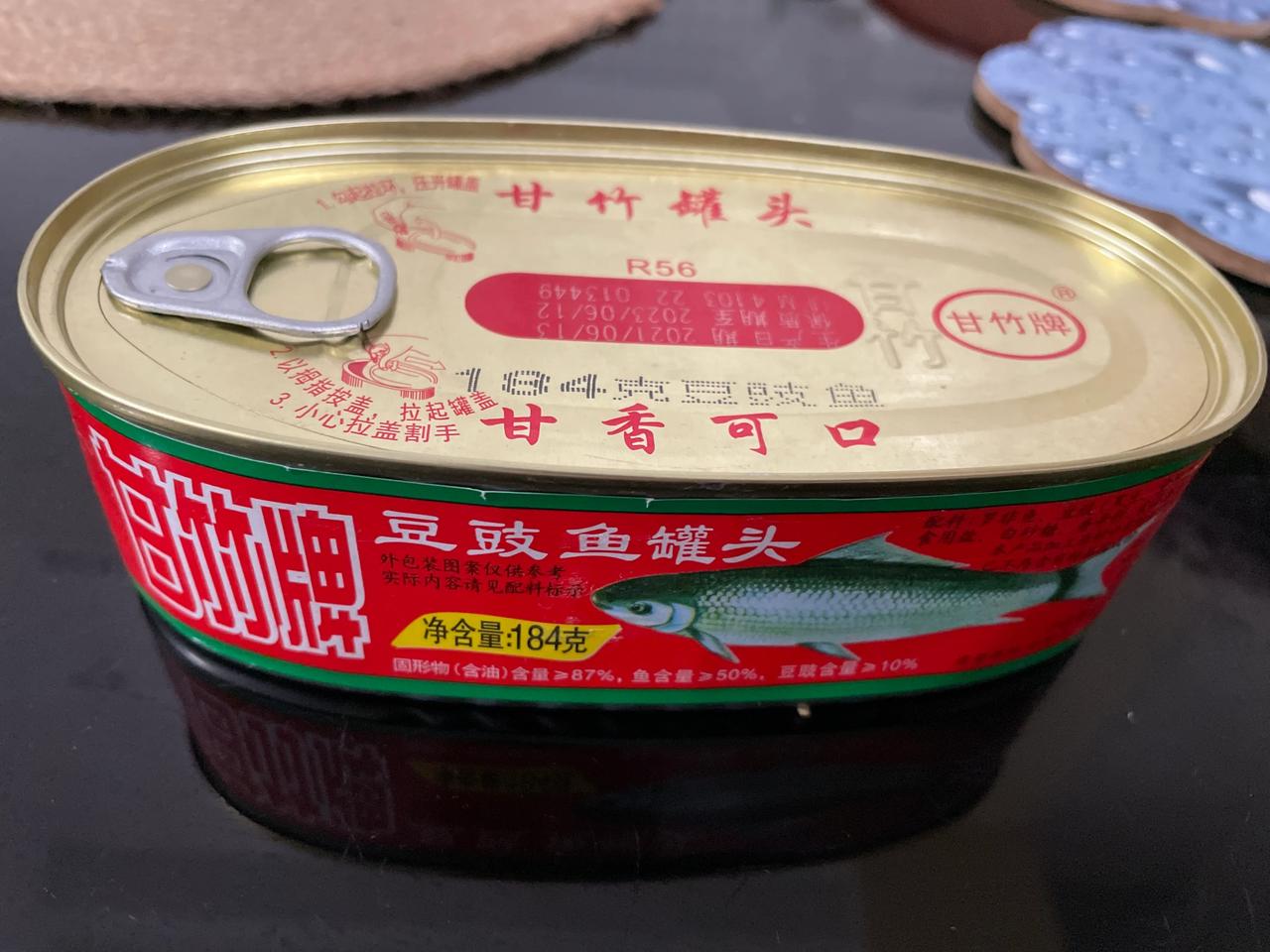 犹记得当初初中的时候，家里穷，给的钱很有限，于是乎这一个鱼罐头就成了我一个星期的