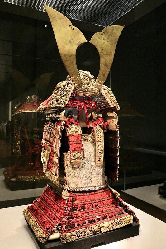 竹虎雀大铠甲。日本国宝，世界上最精美的古代盔甲之一。也称赤丝威铠，铠高65厘米，