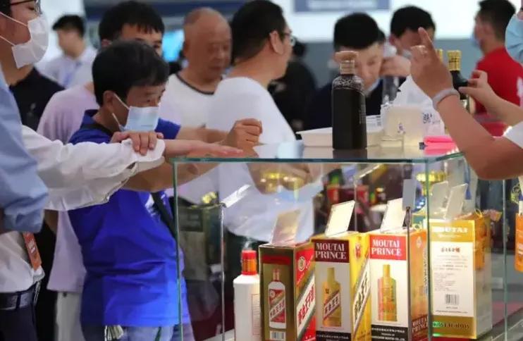 国外茅台“白菜价”竟无人问津，令国内网友怒了，“凭啥高价卖给自己人？”

国内“