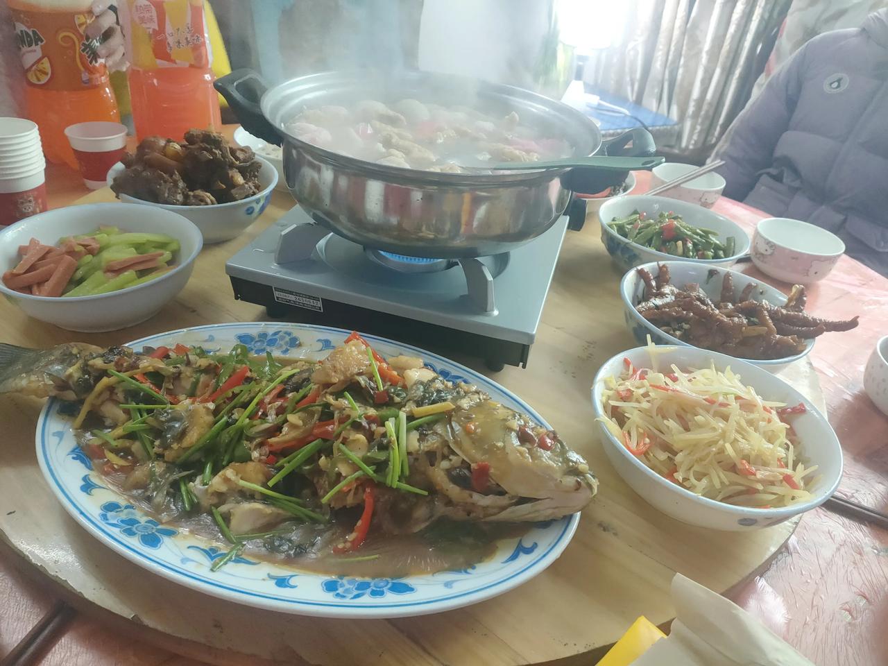 和嫂子一起整了两桌菜，小孩这桌肉没怎么动，基本是吃小菜，火锅。

大人那桌肉菜吃