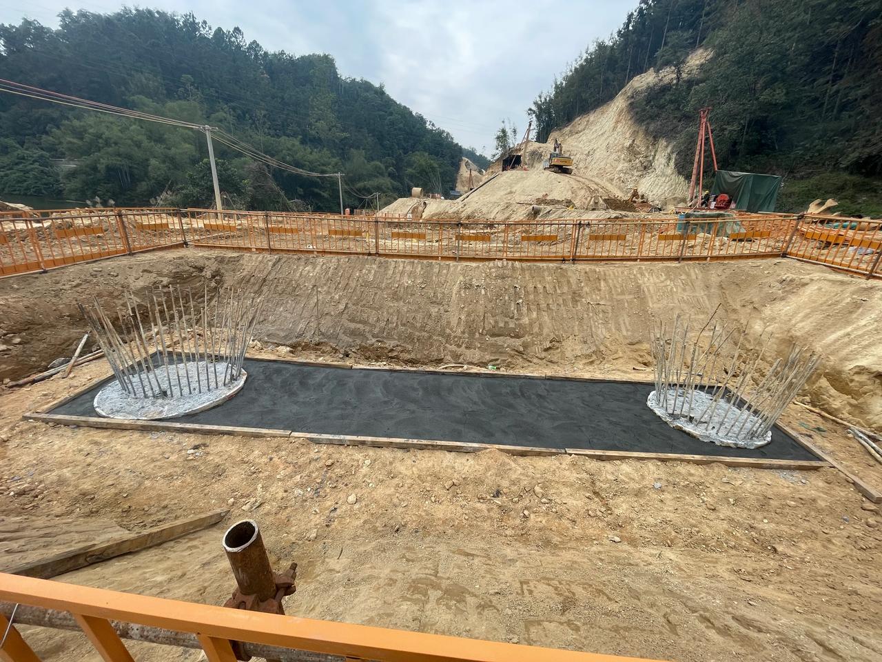 对于我们工程人来说，从工地上搬砖多年，在城市里买了一套房子，也只像是远方的一个旅
