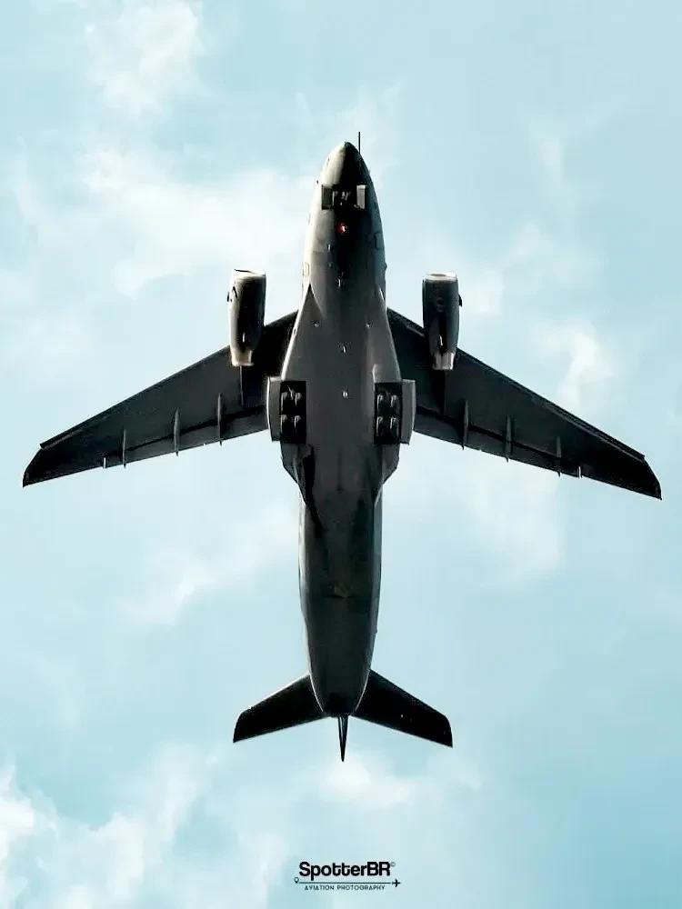 KC390运输机，载重23.5吨，空重33吨，采用两台V2500e5发动机，单发