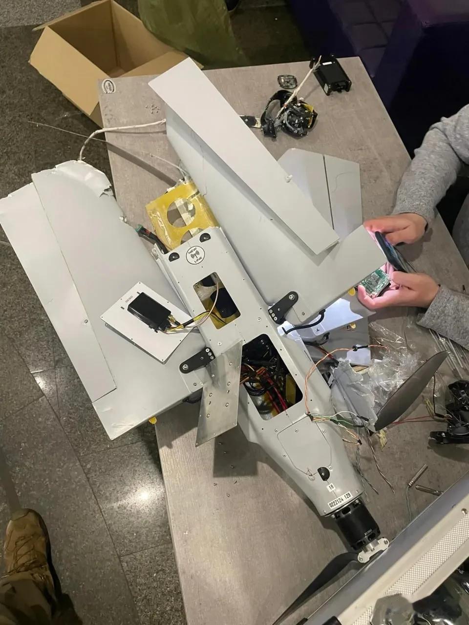 毫无内核、全靠拼装，昨天乌克兰军事专家拆解一架缴获的俄国产柳叶刀3无人机时在其中