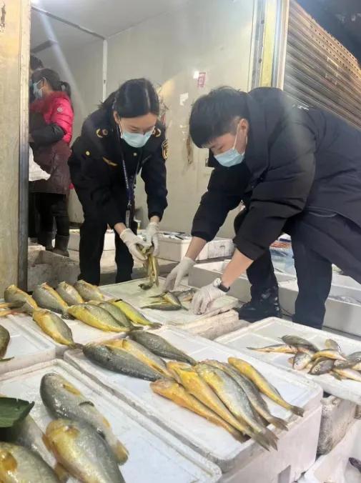 染黄的小黄鱼用染皮革的料，这样