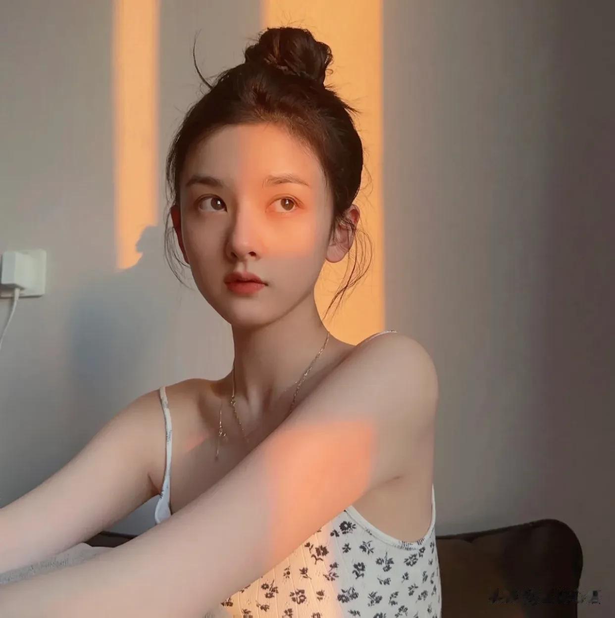 阳光下的祖儿美晕了，好暖好暖！！！
这组好温暖诶呀，美晕了！
阳光照在祖儿脸庞，