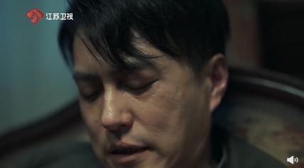 靳东演技在线，脸上的汗和鼻子都很真切
在最新一集中，靳东饰演的陆风中枪回家，忍受