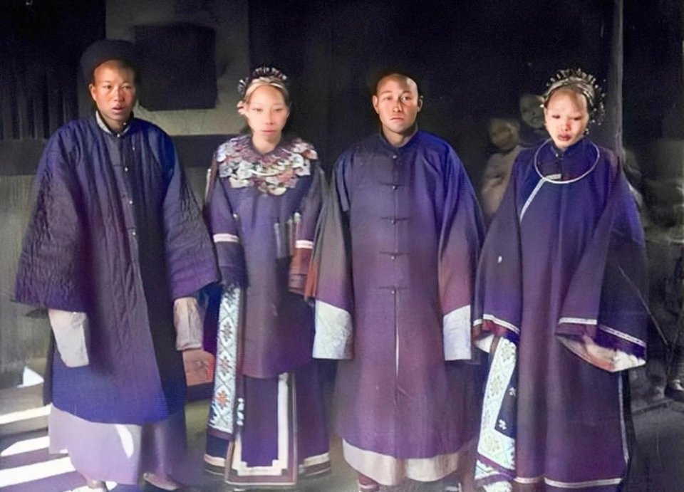 #历史那些事[超话]#1905年，两对新婚夫妇并肩站在一起拍照。本来四个人都是二