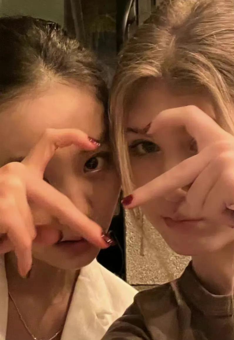黄磊女儿多多引发网友热议！

2月6日一大早，黄磊女儿多多登上热搜，原因是她在外