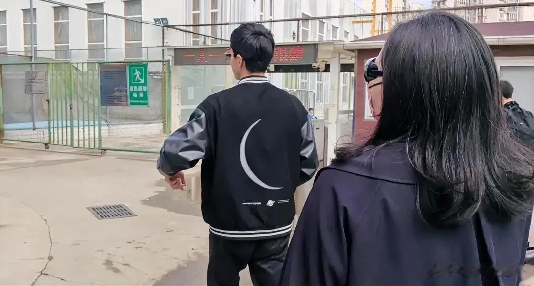 我跟周边人相处的原则，是以敬为先，以远避嫌。
每个人都有每个人的隐私。
你尊重他