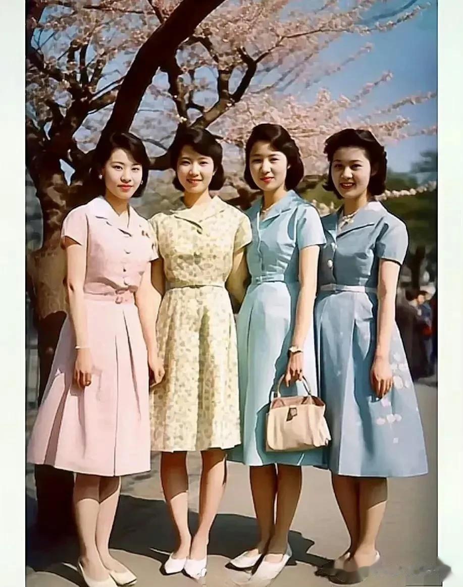 1956年，4个陪伺挣外汇的日本女人，在日本鹿儿岛美军某基地附近的一张老照片。
