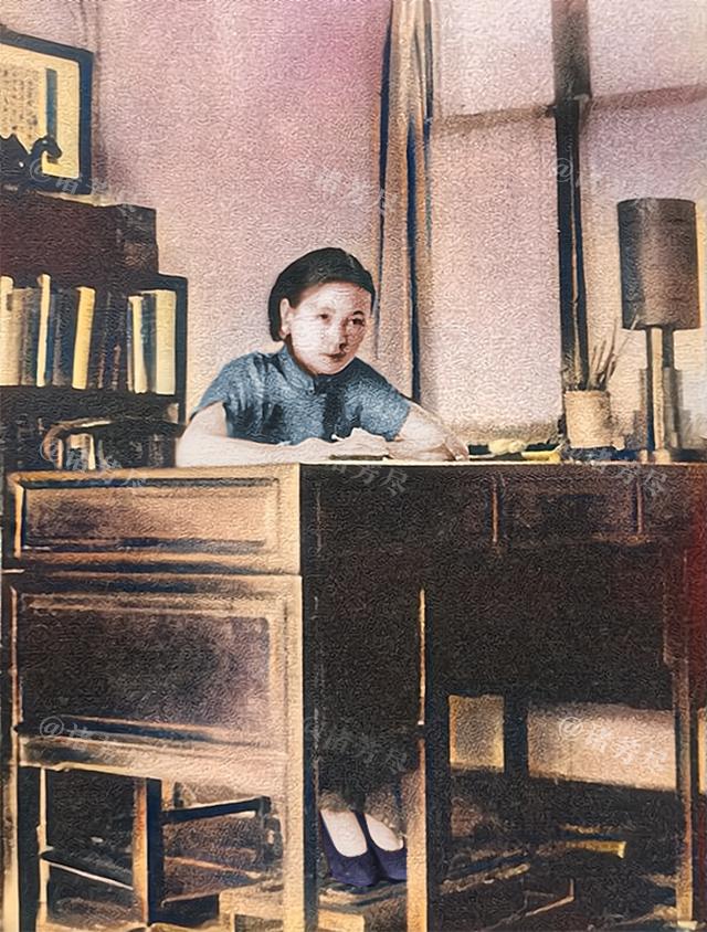 1935年，北京，31岁的林徽因在北平北总布胡同的家中拍下了这张罕见照片。镜头中
