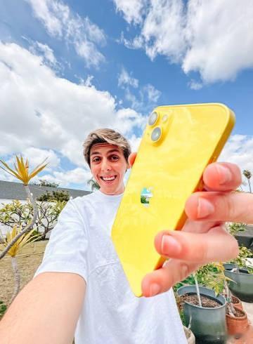 别说，iPhone 14 黄配色还挺好看的 