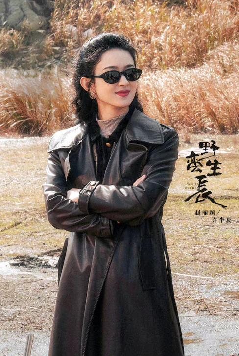 赵丽颖主演的《野蛮生长》今天发布最新花絮，剧组透露为赵丽颖准备了350套衣服，挂