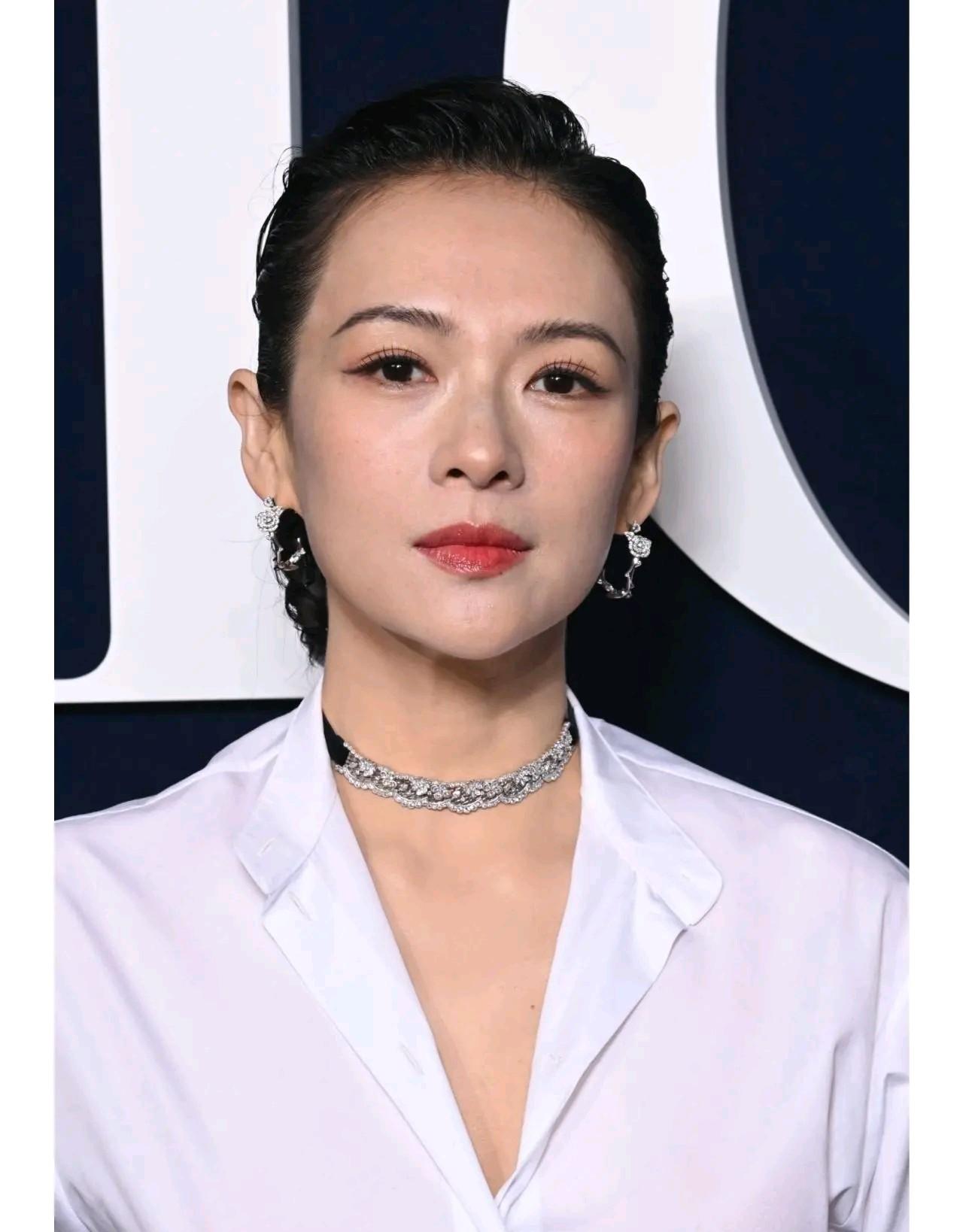 章子怡的骨相，真是完美！
40岁的她，即使是生图也不松垮凹陷！
比很多20岁的人