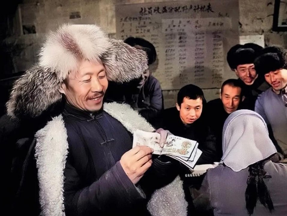 #历史那些事[超话]#1968年，吉林，一个农民满脸笑容，认真地数着手里的票子。