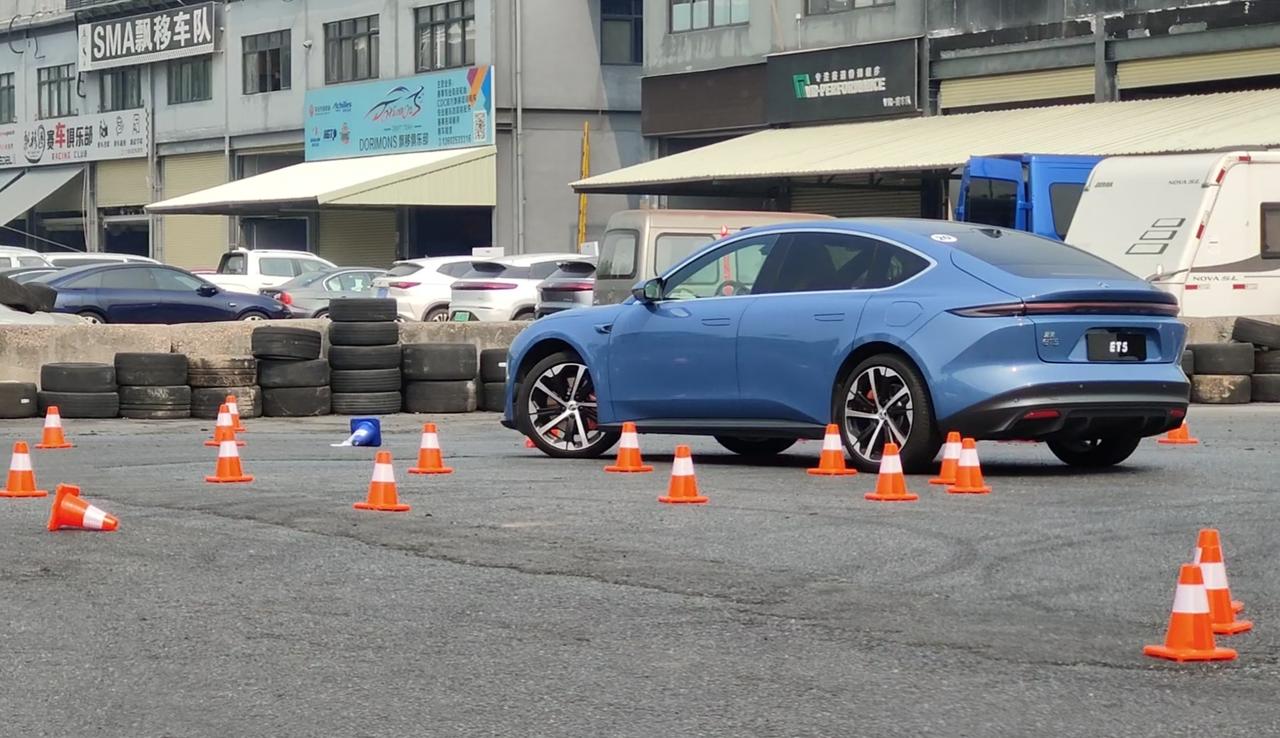 在赛道里开了一下小鹏P7i，跟大家分享一下感受。

体验的车型除了P7i之外还包