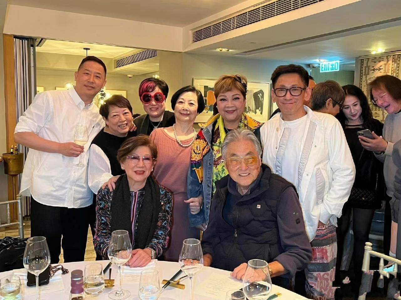 唐鹤德罕见和好友聚餐，身材也发福不少
3月9日有网友晒出唐鹤德和好友聚餐的画面，