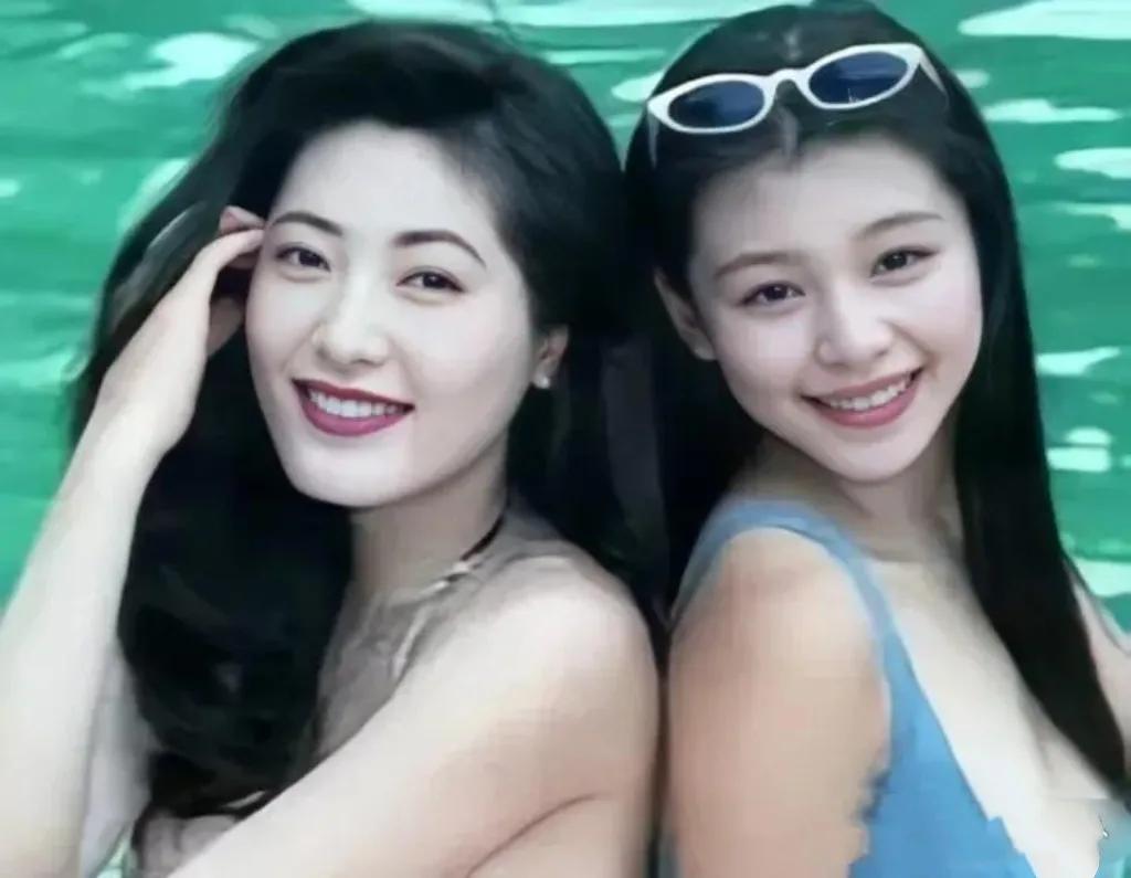 年轻时的杨思敏和徐若瑄的泳装合影，一个丰满雍容，一个小家碧玉。
这是她们俩在电影