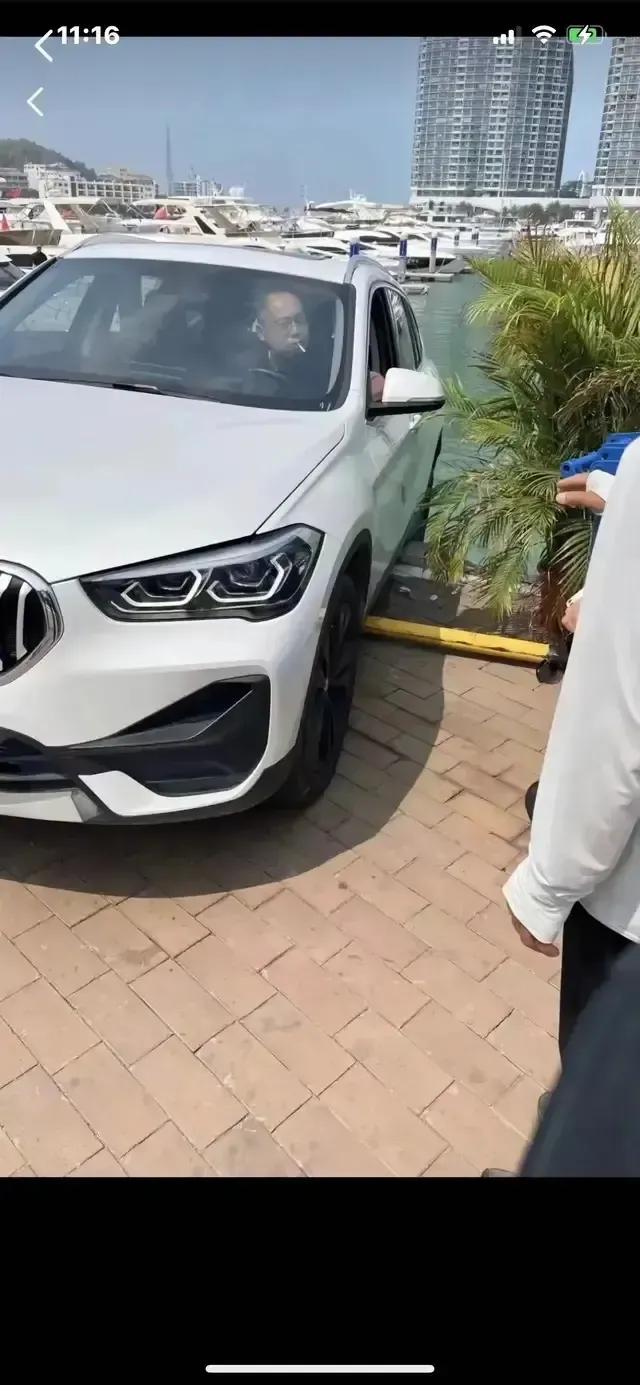 男子码头停车，不小心开了半个轮子下去，周围人热心帮忙，司机却牛逼哄哄，你们看我表