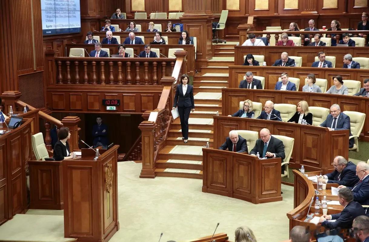摩尔多瓦议会近日通过决议:1、摩尔多瓦谴责俄罗斯违反国际法，对乌克兰的入侵犯有战