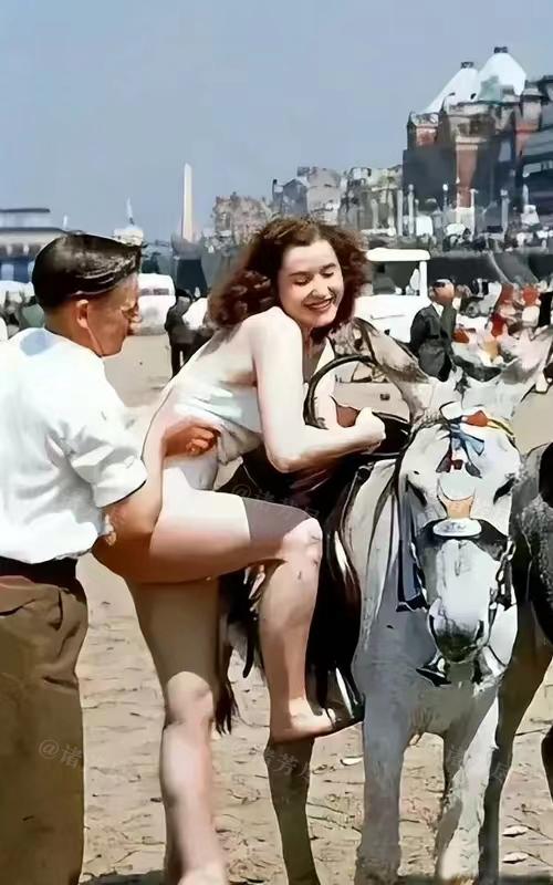 1950年，美国海滩，一名比基尼美女准备骑马游玩，一位热心的大叔正在扶她上马。画