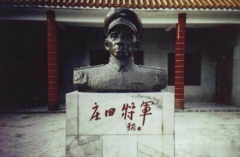 1924年秋，为了生计，庄田背井离乡，漂洋过海，到了新加坡。当时的新加坡还是英国