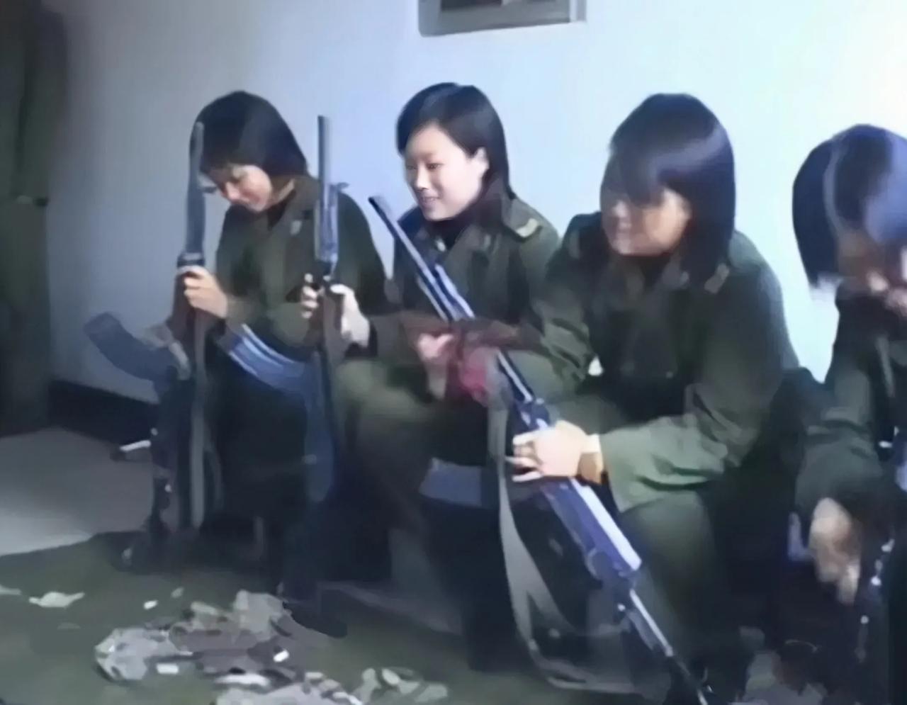 上世纪80年代，四个年轻的女兵正在细心地擦拭手中的“81”杠。
81杠曾在对越还