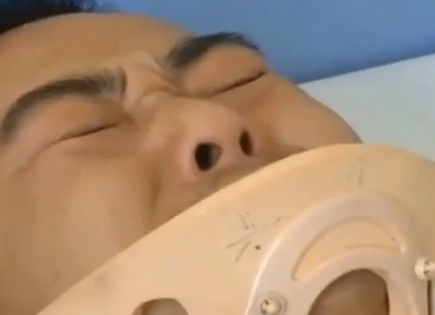 “女孩残疾你要负一辈子责！”2015年，吉林一保安徒手接住4楼跳下的女孩，被砸成
