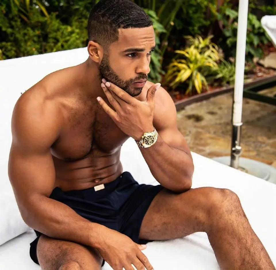 新任邦德很可能是这个黑帅哥！
