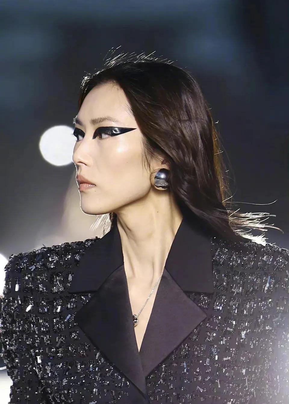 刘雯这个大黑眼有点怪异美！

在Versace 2023 秋冬系列洛杉矶发布秀上