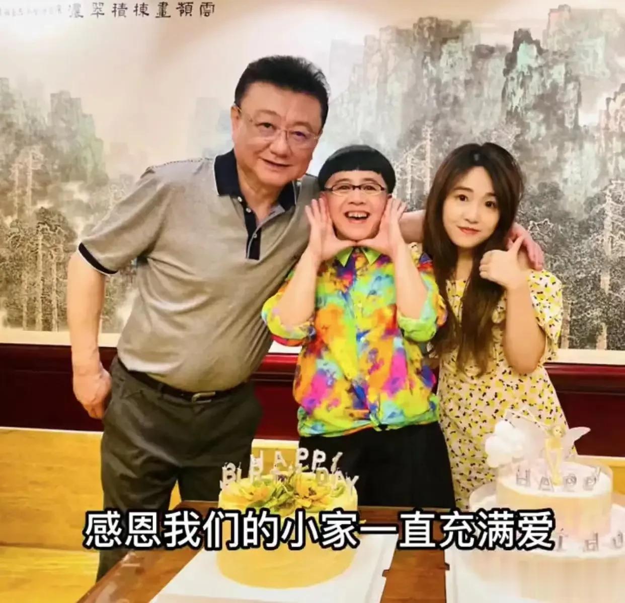 不懂就问，为啥金龟子要几十年如一日地保持这个锅盖头发型？？？
那些说她和王宁同框