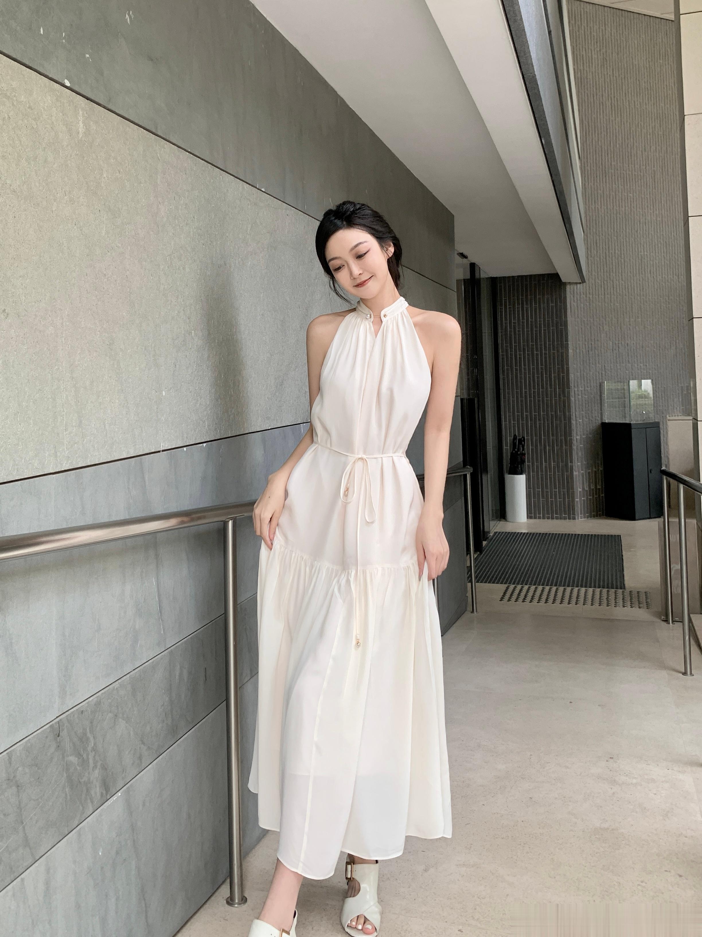 气质又温柔 得体又大气的一款杏色连衣裙小v领设计 领口选用了珍珠一字扣做点缀 是