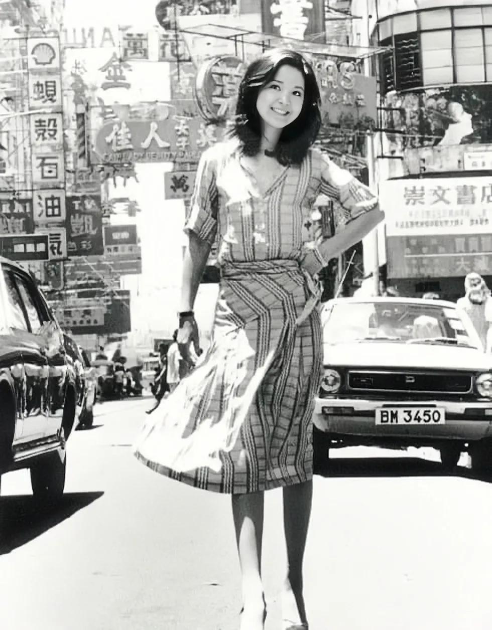 甜蜜蜜
1977年，邓丽君在香港街头的老照片。那个时候衣服都很时髦超好看！还有这