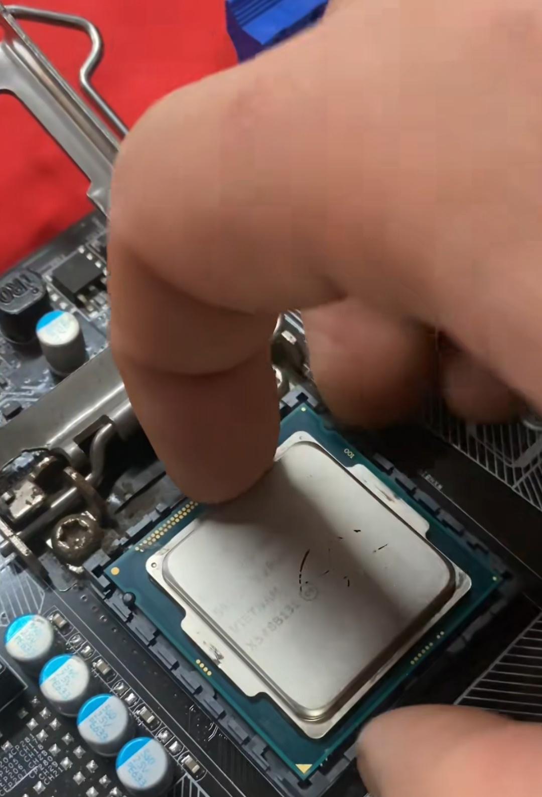 网友这个操作把我惊呆了！为什么CPU抹了硅脂后，电脑却开不了机了？[狗头]