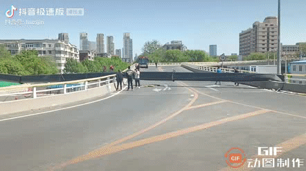突发事件！吊车倾倒，砸到天津八里台立交桥[捂脸]立交桥局部断交，过往车辆小心驾驶