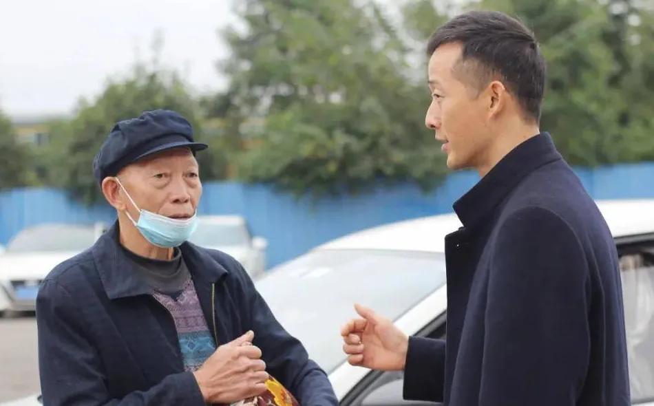 昨天晚上，我在小区里锻炼身体，结果老远就听到两大爷在吵架，原因竟是因为一瓶酒！
