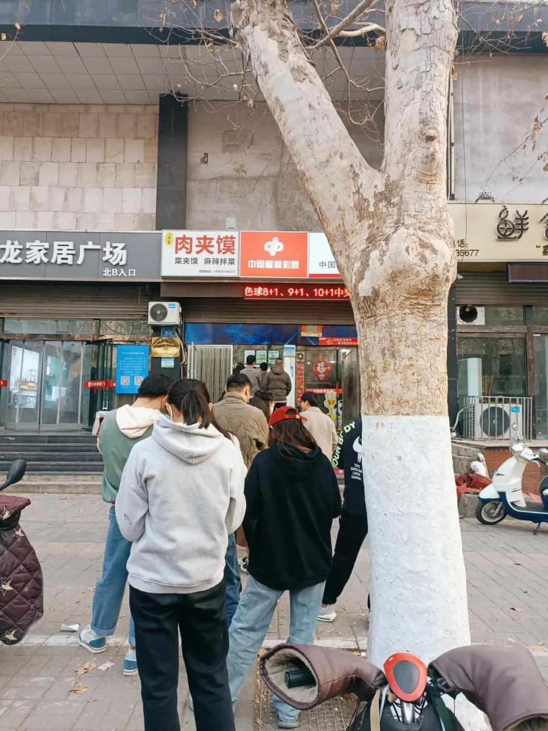 济南肉夹馍中的巨无霸，天花板？
号称早上一直排队，中午一直排队，晚上一直排队，只
