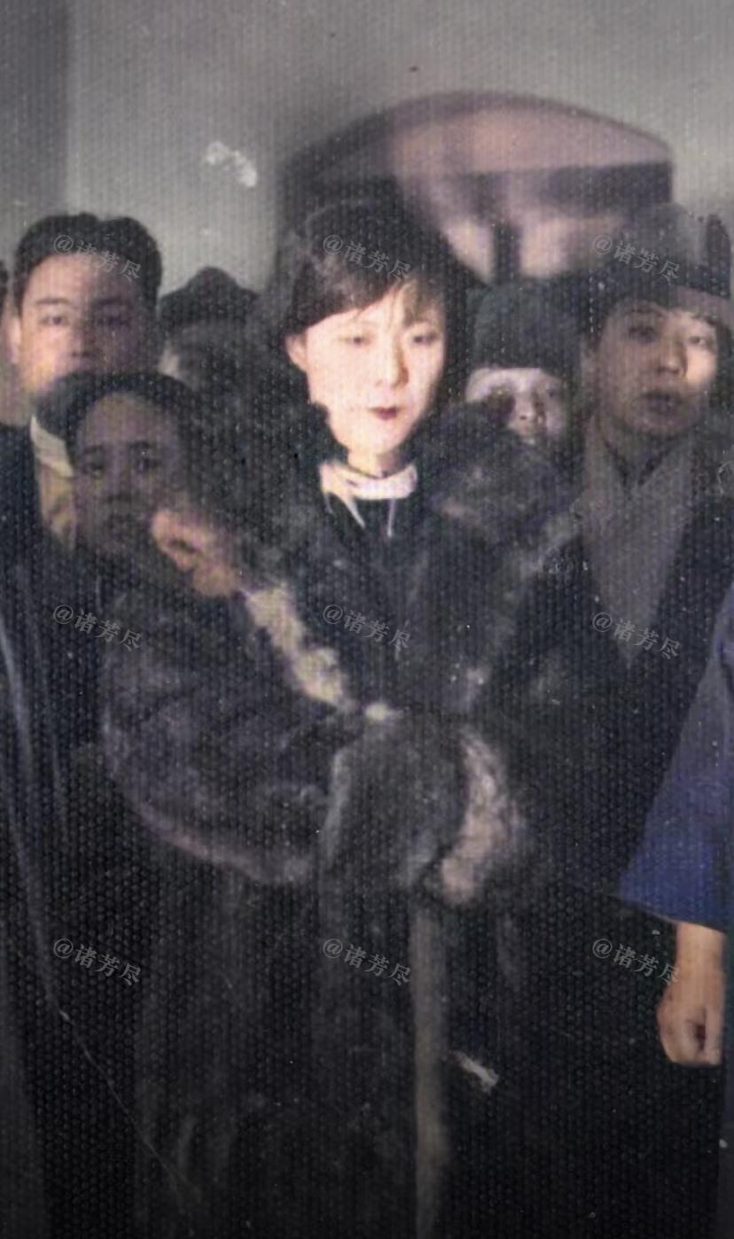 上世纪30年代，张作霖最得意的儿媳于凤至来到东北讲武堂慰问时，留下了这张珍贵影像