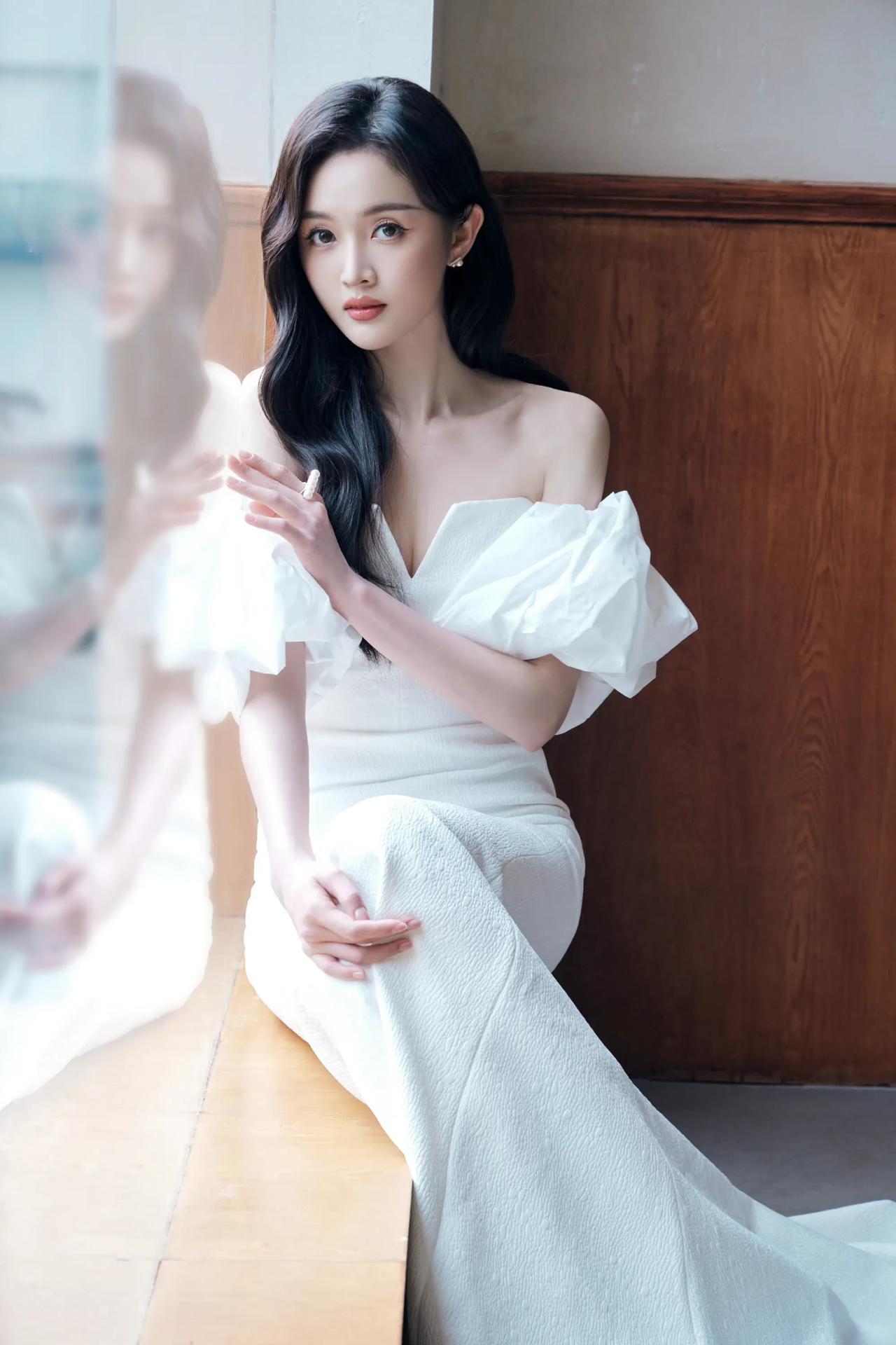 吴宣仪

碧绿青翠拥抱如画一般
盈盈如喜
茵茵然瀑如千丝
你着一身淡雅清香的连衣