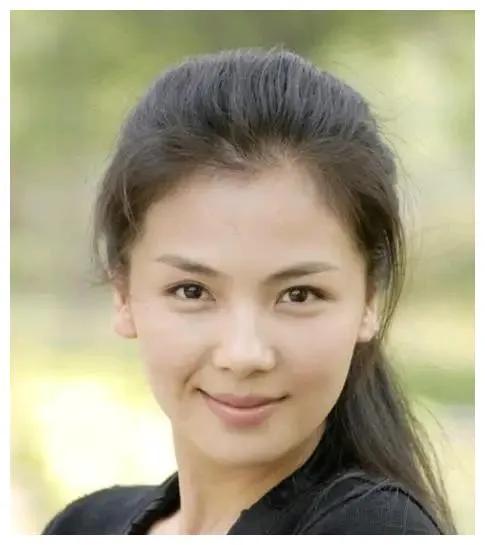 年轻时的刘涛，身材窈窕，青涩又甜美，当年也是很多男观众心中的白月光。
年轻时的刘