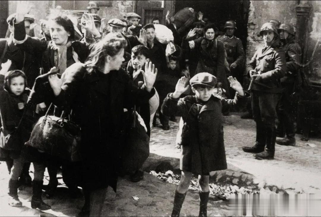 1943年的纳粹德国，战火正在日渐蔓延，一场大屠杀正在华沙犹太区上演。

妇女和