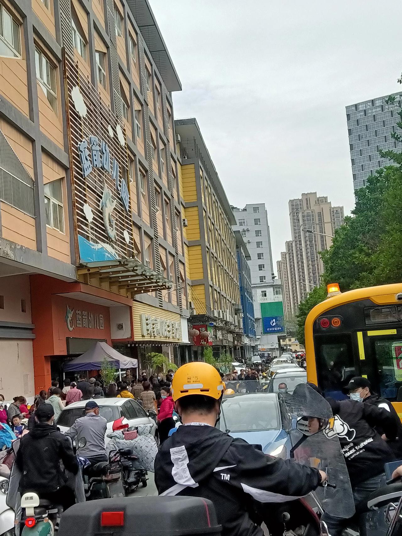  武汉一家幼儿园放学，硬生生堵死一条街。
其实这条路设计得有点笨，平时就经常堵。