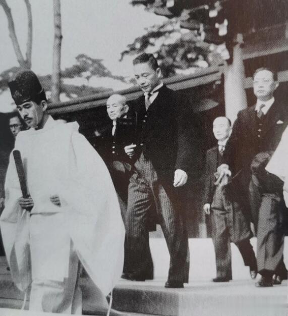 1941年6月19日，正在日本访问的汪精卫参拜靖国神社。
 
当时的靖国神社中供