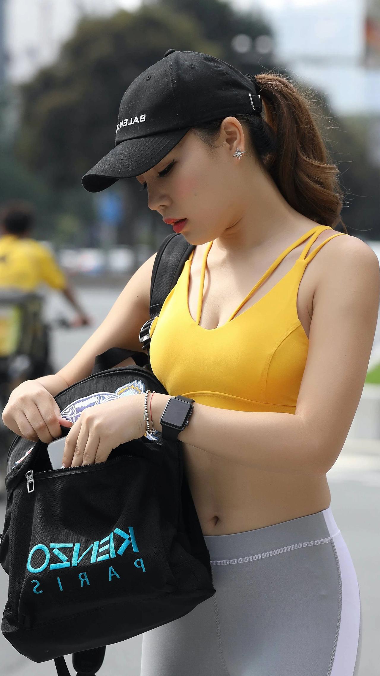 马尾辫健身美女