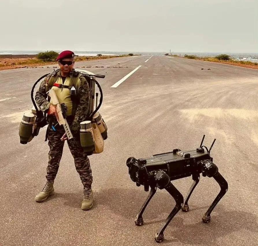 印度计划向中印边境派出高科技“秘密武器”。印度陆军计划紧急采购48套喷气背包，用