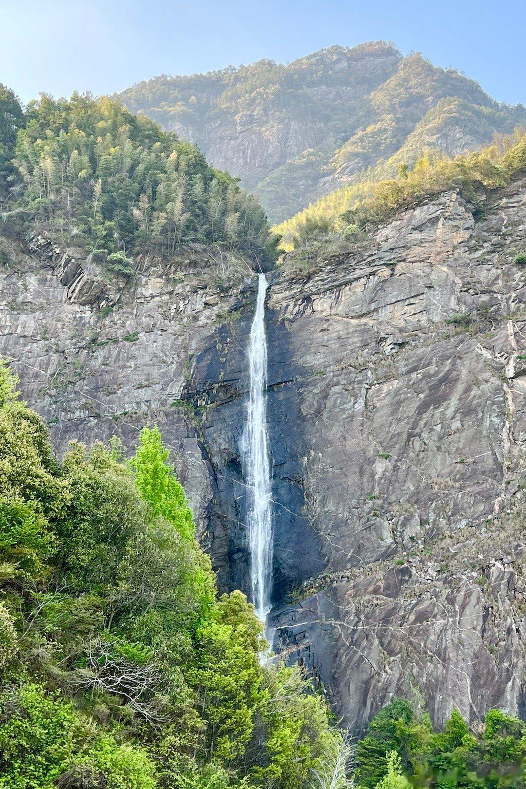 日照香炉生紫烟，遥看瀑布挂前川。飞流直下三千尺，疑是银河落九天。就是在描写这个瀑