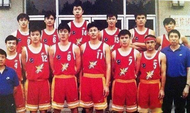  
      说起八一男篮，总是与“冠军” 二字分不开。的确，八一男篮在中国篮