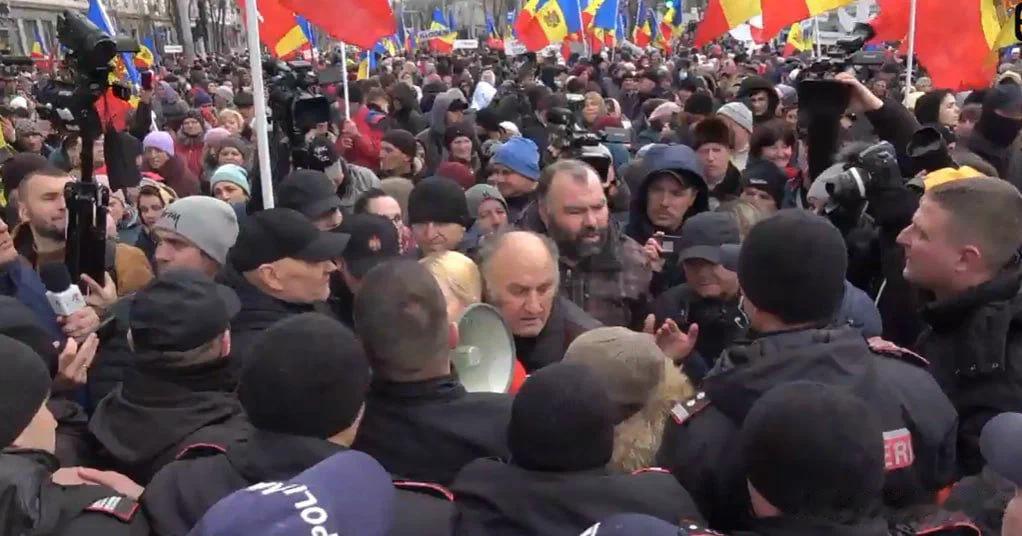 摩尔多瓦正在发生大规模的反政府抗议活动 
抗议者高呼口号：“打倒玛雅·桑杜”和“